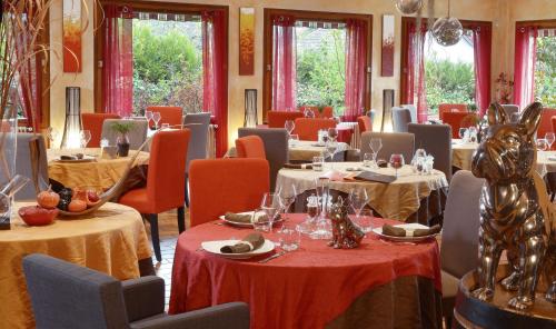 Logis Hotel Le Prieureにあるレストランまたは飲食店