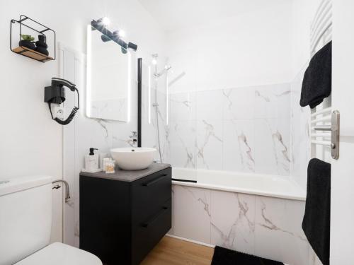 a bathroom with a sink and a toilet at Le doux refuge domaine thermal et activités touristiques Amnéville in Amnéville