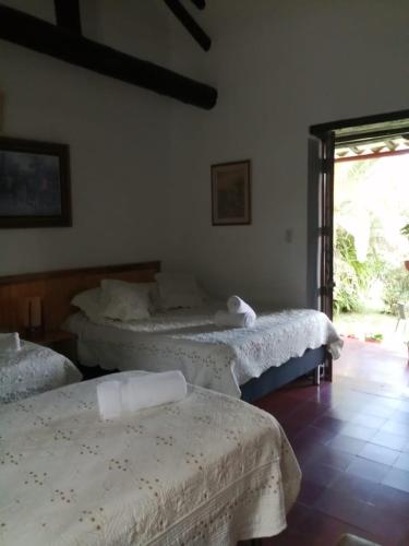 ein Zimmer mit drei Betten und einem Fenster in der Unterkunft die sonne in Estación El Salto