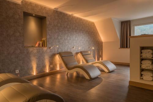 a living room with two chairs and a fireplace at Romantik Jugendstilhotel Bellevue in Traben-Trarbach