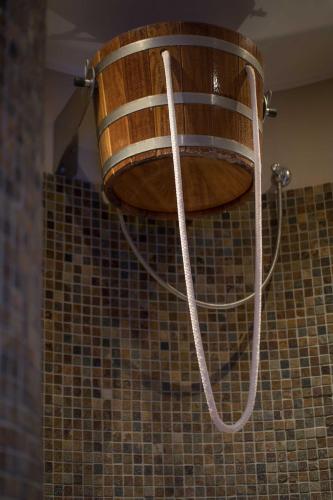 a basket hanging on the wall of a bathroom at Romantik Jugendstilhotel Bellevue in Traben-Trarbach