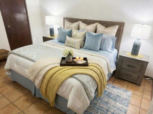 Llit o llits en una habitació de Las Mareas De Isabela Beachfront Apt