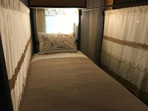Ένα ή περισσότερα κρεβάτια σε δωμάτιο στο Siriwan Hostel