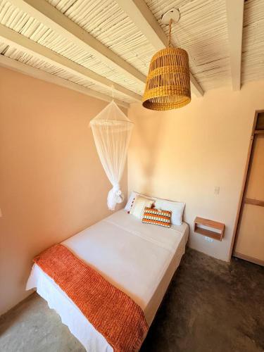 una camera da letto con un letto in una stanza di Casa BLU a Máncora