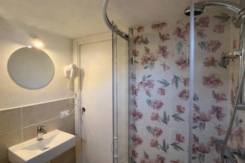 a bathroom with a shower and a sink at Da Teo & Lisa in Vignone