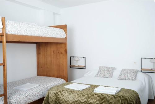 a bedroom with two bunk beds in a room at BaruHaus GRUPOS Rua Legio in León