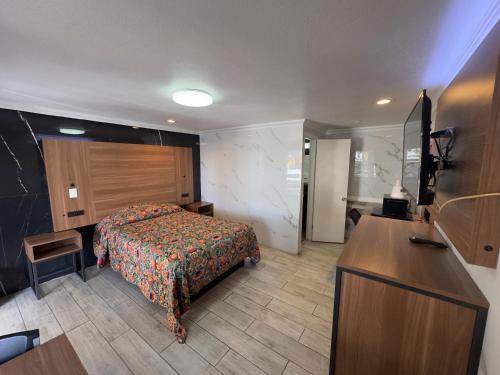 a bedroom with a bed and a dresser in a room at Economy Inn in Arcadia