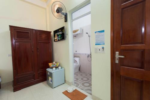 A bathroom at Ninh Binh Family Hotel