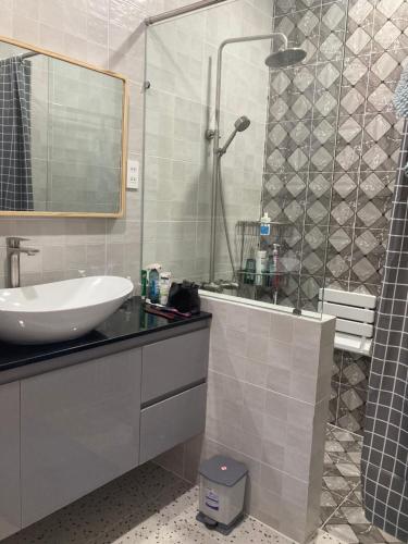a bathroom with a sink and a shower at Tata Van in Ấp Sung Xuân