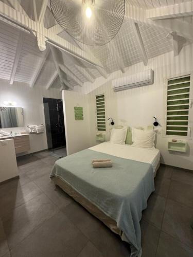 a bedroom with a large bed in a room at Zion in Capesterre