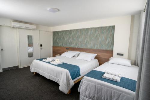 Llit o llits en una habitació de VIP Hotel