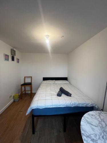 a bedroom with a large bed in a room at Overton 1 in London