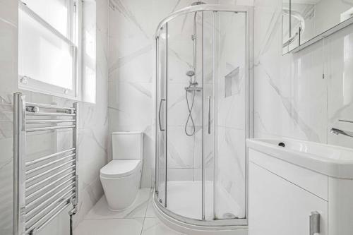 a bathroom with a shower and a toilet and a sink at Private Luxury Ensuite Room Greater London, Free Parking Gatwick 15MIN in Croydon