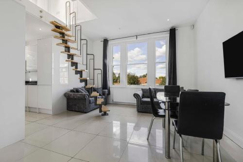 a living room with a table and chairs and a tv at Private Luxury Ensuite Room Greater London, Free Parking Gatwick 15MIN in Croydon