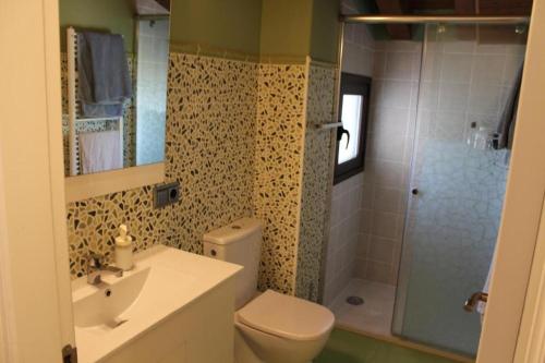 a bathroom with a toilet and a sink and a shower at Casa Mila in Etayo
