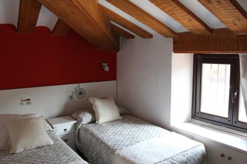 a bedroom with two beds and a window at Casa Mila in Etayo