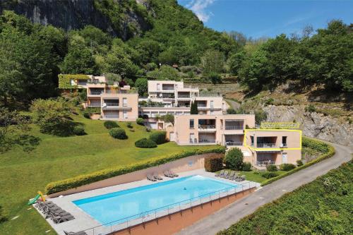 an aerial view of a house with a swimming pool at Gaeta 'Lake View' in San Siro