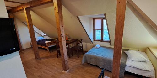 Llit o llits en una habitació de Vila Jūros akis