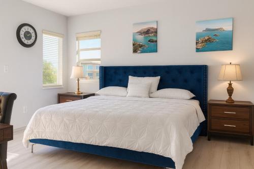 a bed with a blue headboard in a bedroom at Yellow house Whole 2bedrooms in Alhambra in Alhambra
