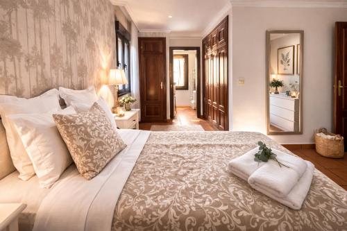 a bedroom with a large bed with white pillows at Holibai, Feiticeira, Vacaciones familiares, Casa de Ensueño en Galicia in Gondomar