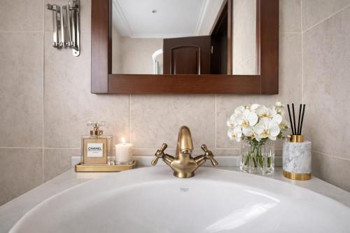 a bathroom sink with a gold faucet and a mirror at Holibai, Feiticeira, Vacaciones familiares, Casa de Ensueño en Galicia in Gondomar