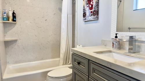 a bathroom with a sink and a toilet and a tub at Yellow house Whole 2bedrooms in Alhambra in Alhambra