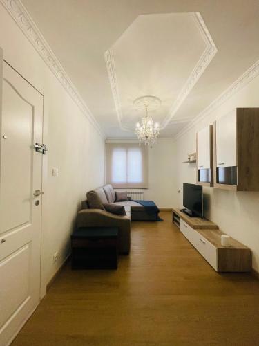 a living room with a couch and a television at Apartamento Oyón in Logroño