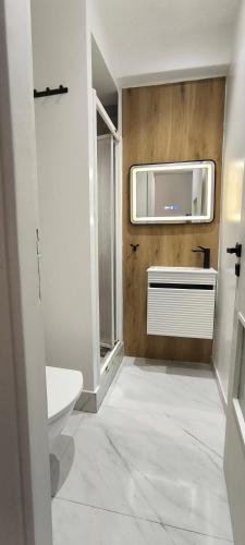 a bathroom with a toilet and a sink and a window at Élégant appartement de 3 chambres vue piscine n4 in M'diq