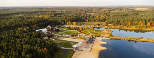 widok z lotu ptaka na dom na wyspie na wodzie w obiekcie Bajka Resort & GARDEN SPA w mieście Grodziec