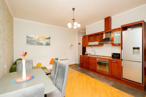 una cucina e un soggiorno con un tavolo e un frigorifero di Cascade View Apartment a Yerevan