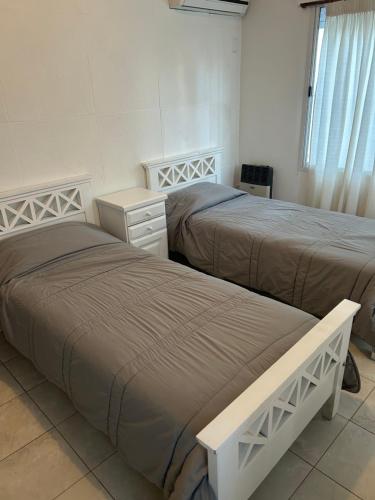 two beds sitting next to each other in a room at Sans Souci in Gualeguaychú