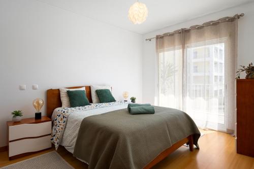 Spacious 2BR - Large Pool & Balconies - Near Beach