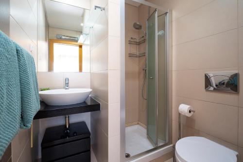 Spacious 2BR - Large Pool & Balconies - Near Beach