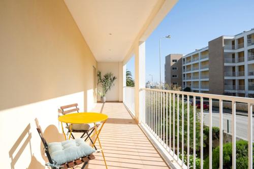 Spacious 2BR - Large Pool & Balconies - Near Beach