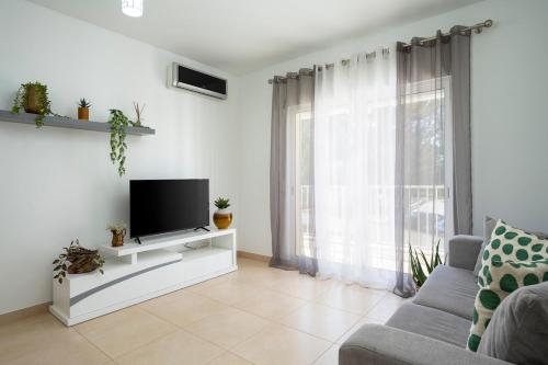 Spacious 2BR - Large Pool & Balconies - Near Beach