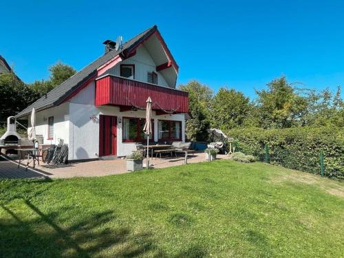 a house with a patio and a grass yard at BärenNest Haus in Kirchheim