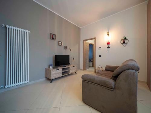 a living room with a couch and a television at Dimora Porta Vicenza-Montagnana in Montagnana