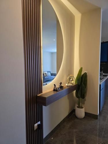 a bathroom with a sink and a mirror at Puntacero Fundidora 1604 Cintermex in Monterrey
