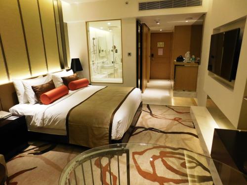 Letto o letti in una camera di Pride Plaza Hotel, Aerocity New Delhi