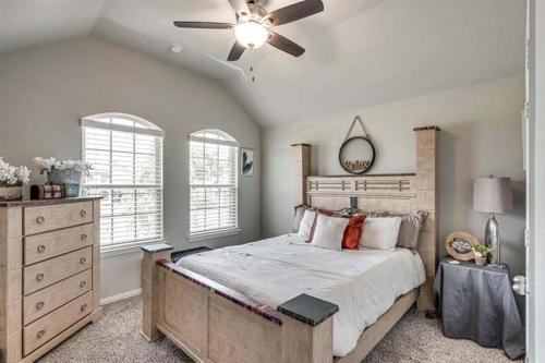 a bedroom with a large bed and a ceiling fan at Dei Puer in Glenn Heights