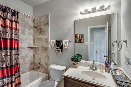 a bathroom with a sink and a tub and a toilet at Dei Puer in Glenn Heights