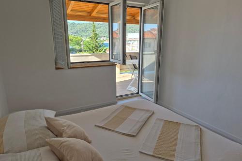 Apartments by the sea Supetarska Draga - Donja, Rab - 25308