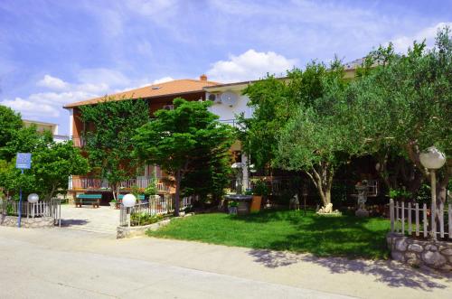 Apartments and rooms with parking space Starigrad, Paklenica - 25345