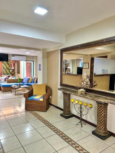 ein Wohnzimmer mit Sofa und Spiegel in der Unterkunft Hostal Quil in Guayaquil