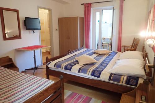 Apartments and rooms with parking space Starigrad, Paklenica - 25345