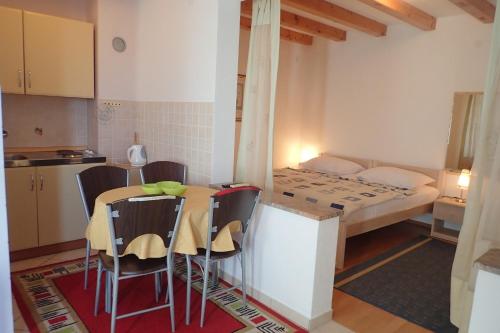 Apartments and rooms with parking space Starigrad, Paklenica - 25345