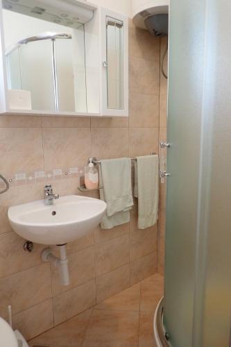 Apartments and rooms with parking space Starigrad, Paklenica - 25345