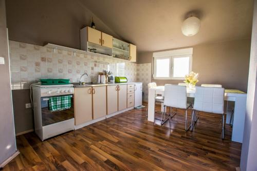 Apartments with parking space Starigrad, Paklenica - 25354