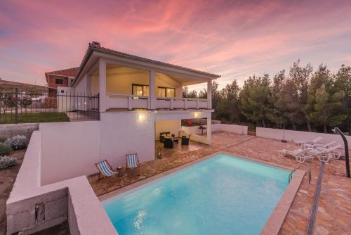 Holiday house with a swimming pool Rovanjska, Paklenica - 25377