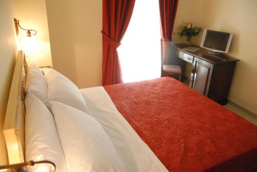 Una cama o camas en una habitación de Garibaldi Relais